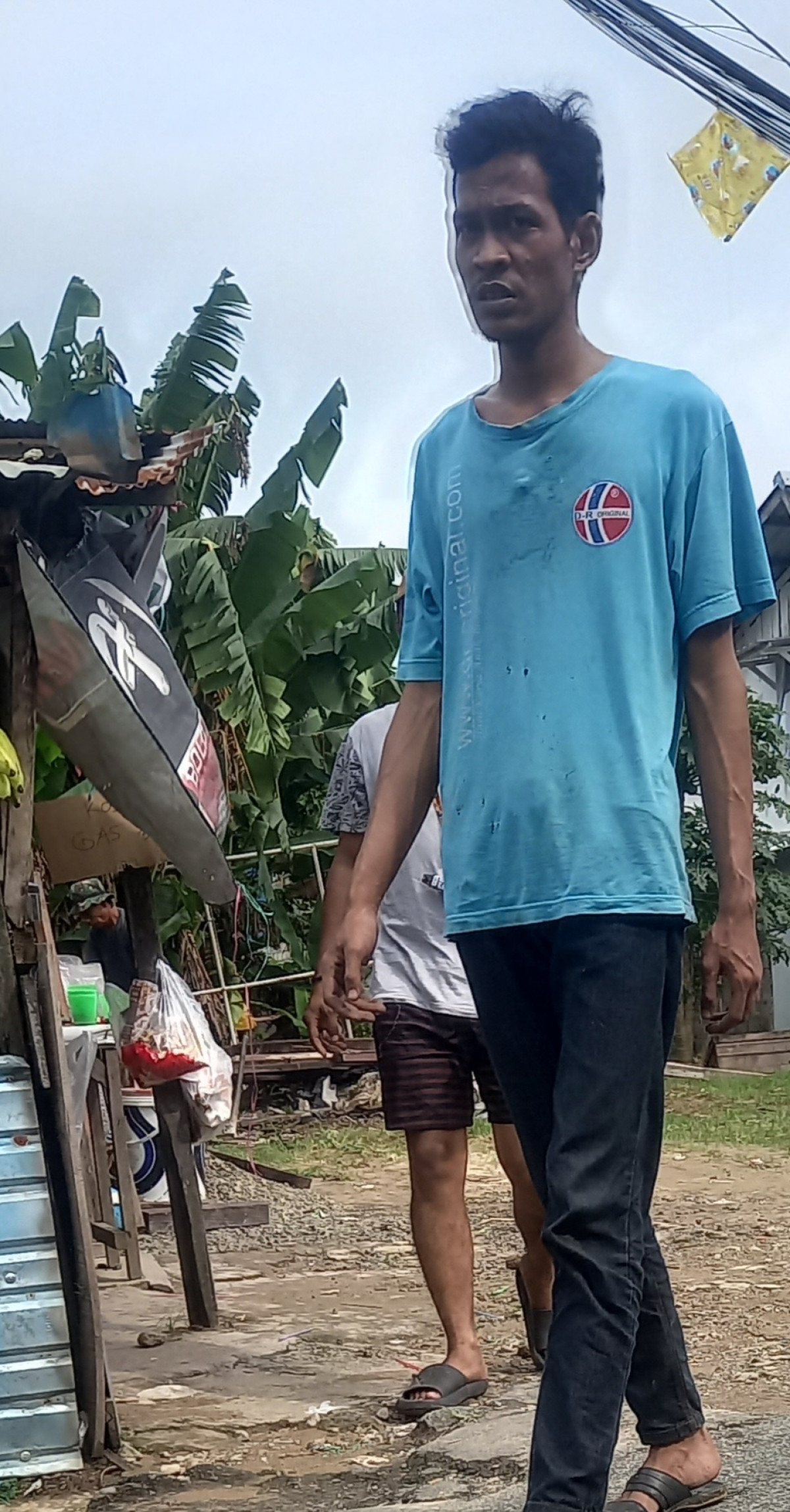 Membersihkan rumput liar dan sampah yang menyumbat parit