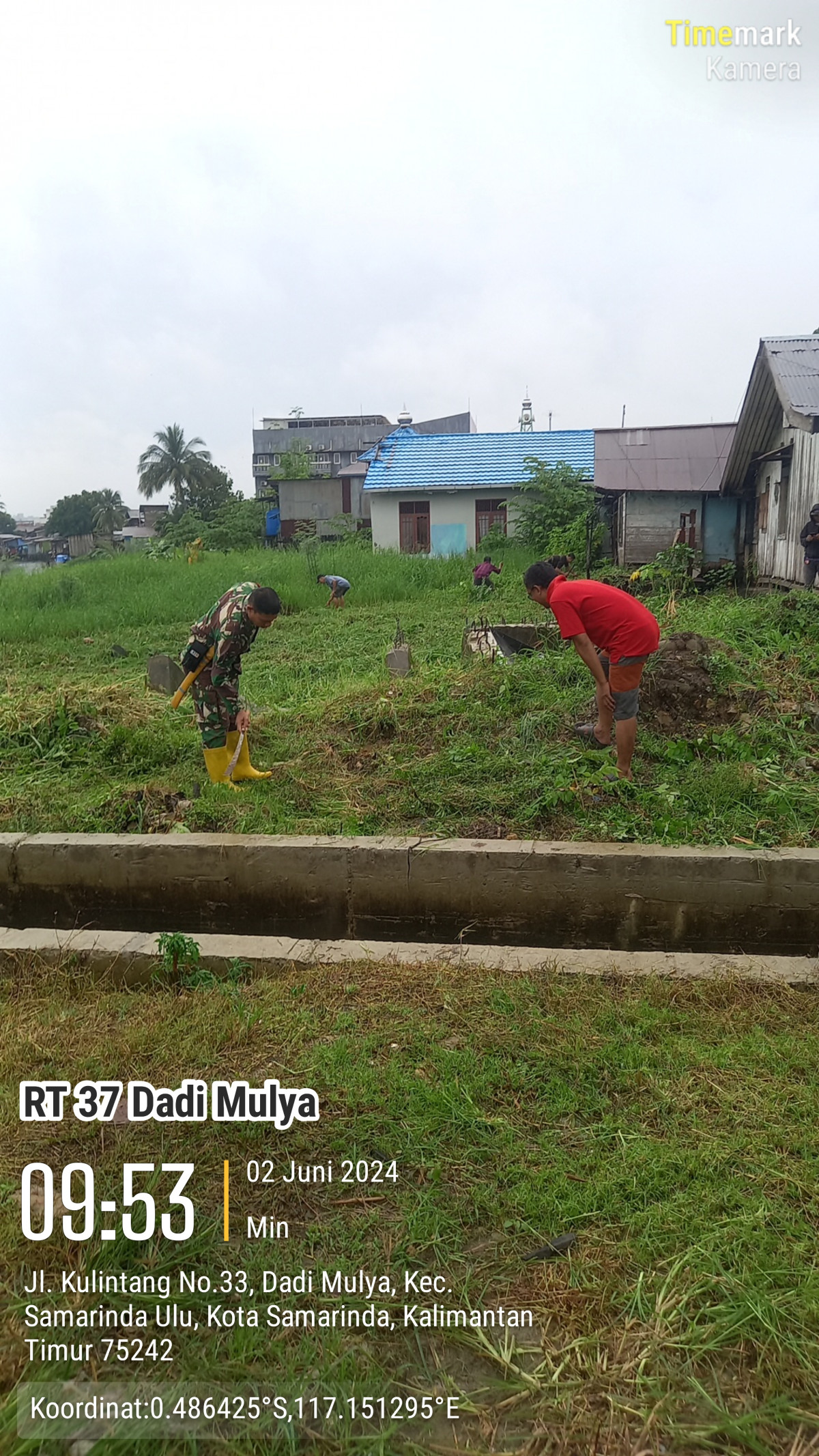 Kerja bakti Membersihkan lingkungan Sungai Karang Mumus
