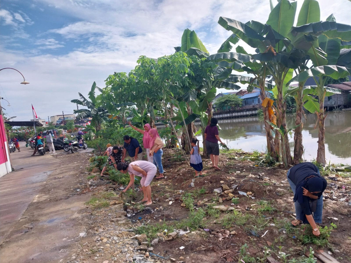 kegiatan hariin membersikan jalan dan halamanan