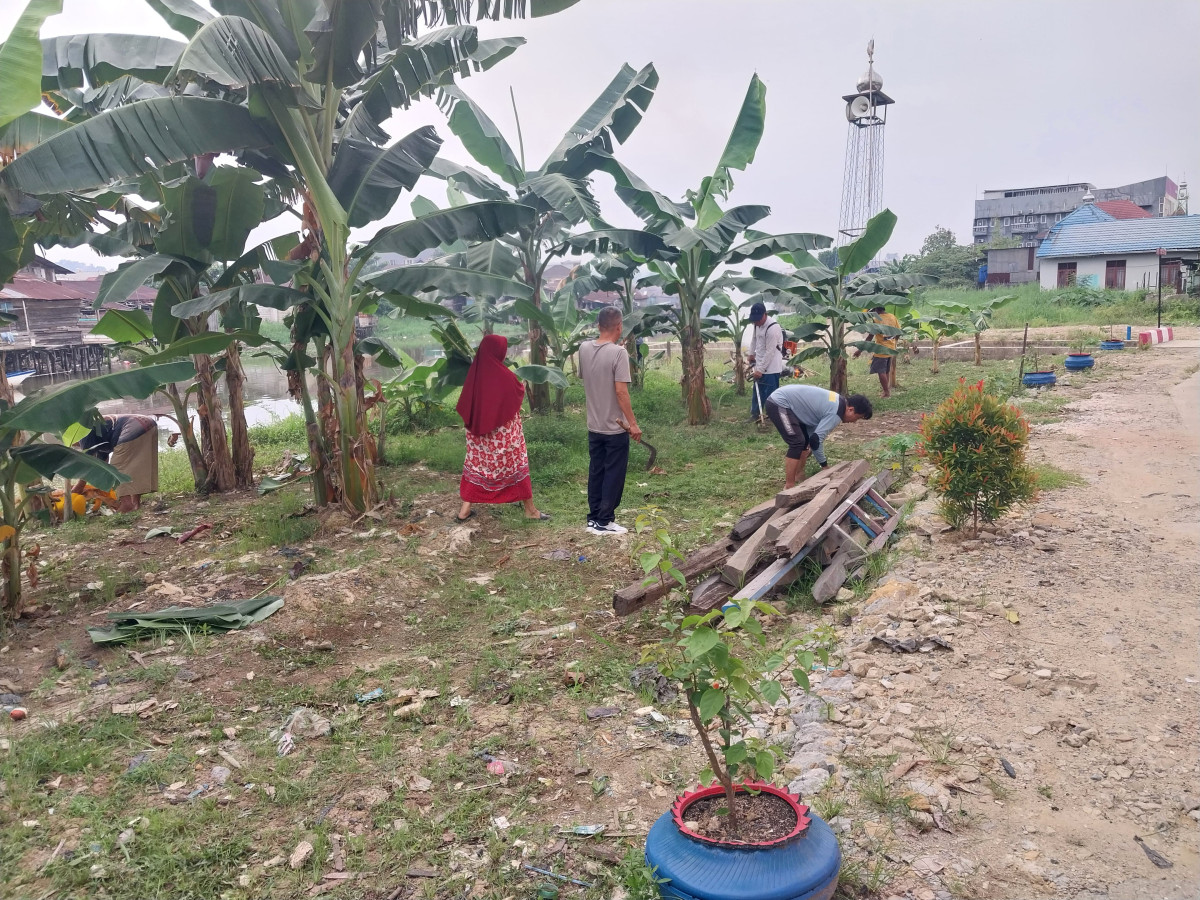 kegaiatan kerja bakti membersihkan sungai karang mumus