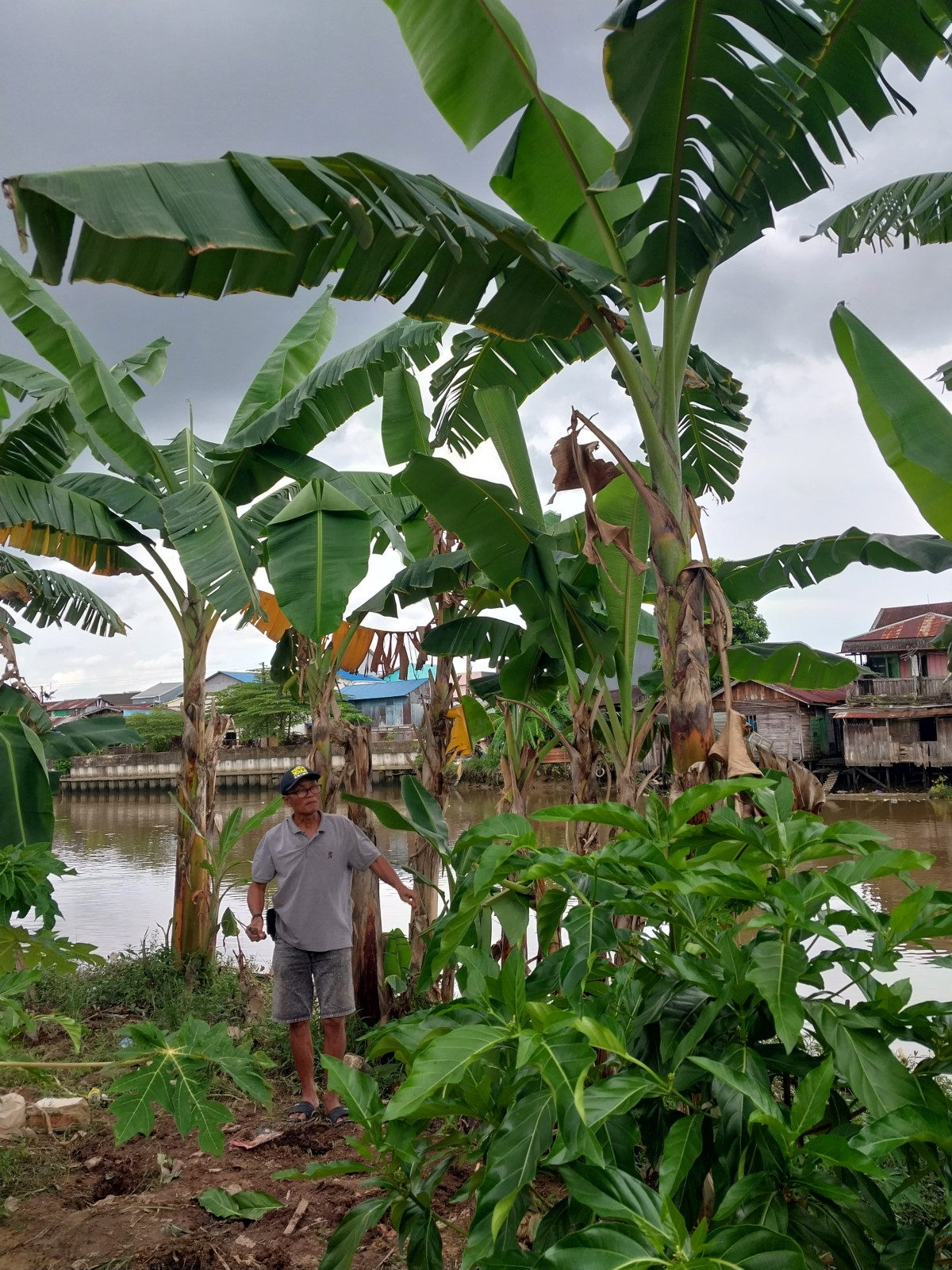 Kegiatan kerja bakti di jalan capari di RT 38 kerjabakti menjelang bulan puasa