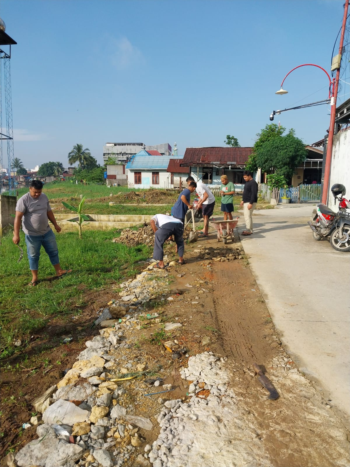 kegiatan kerja bakti gabungan rt. 38 di antaranya rt 32 sampai rt 39