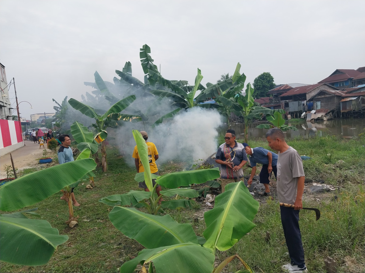 kegiatan kerjabakti bersama wargaa membersihkan rumput
