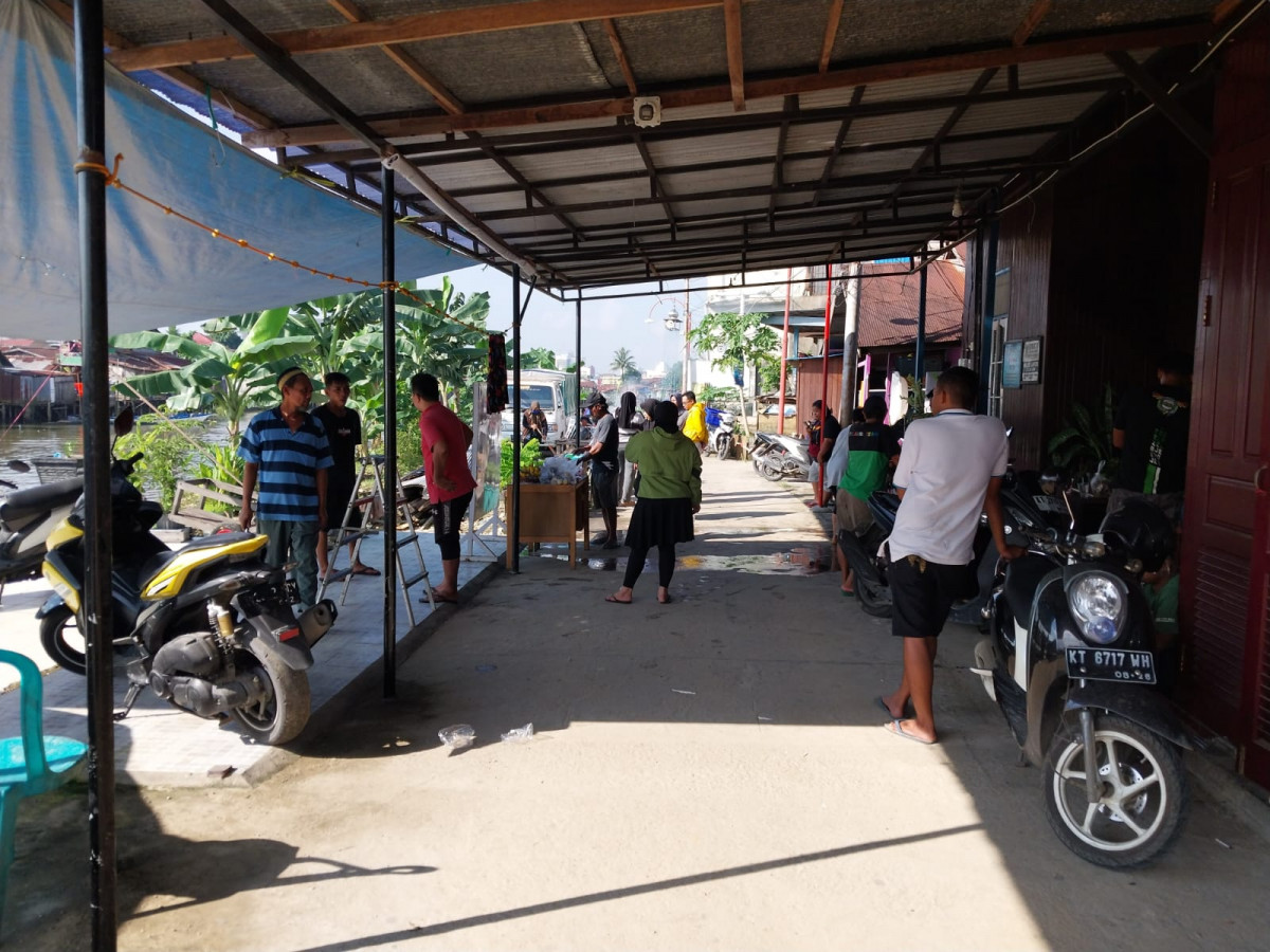 kegiatan gotong royong di halaman di pinggiran sungai karang mumus