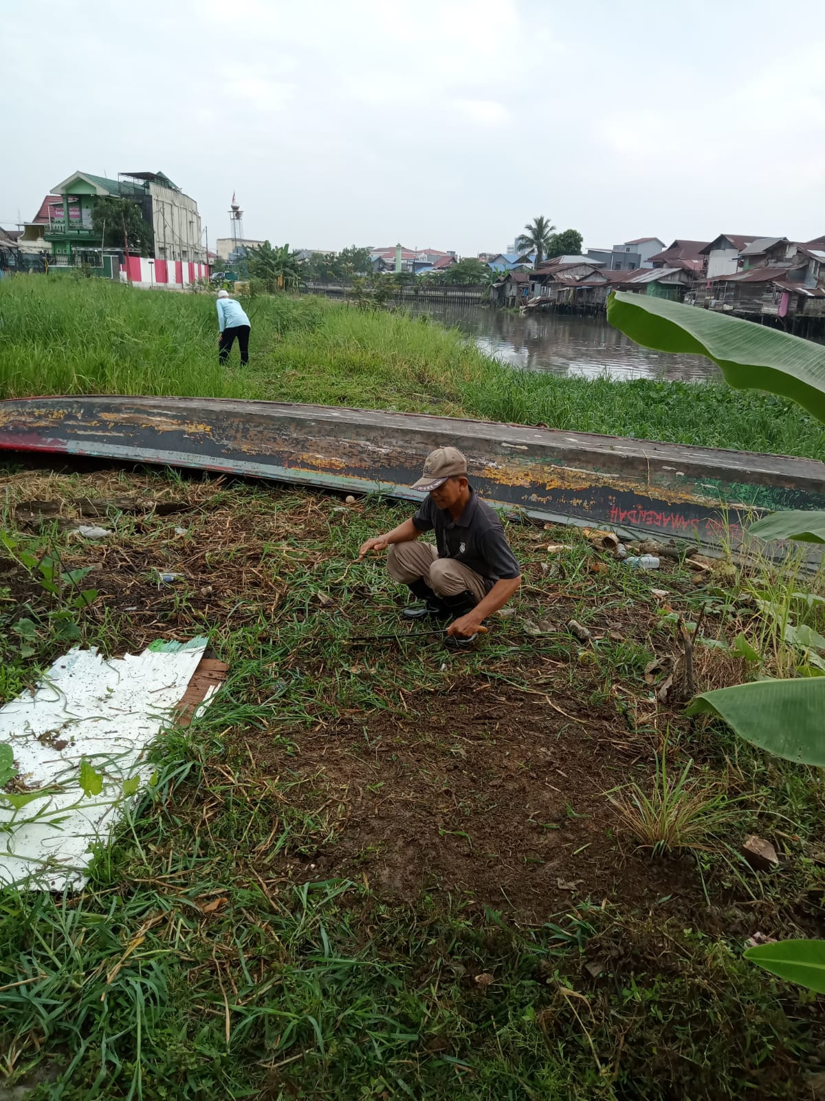 kegiatan kerja bakti di halaman rumah