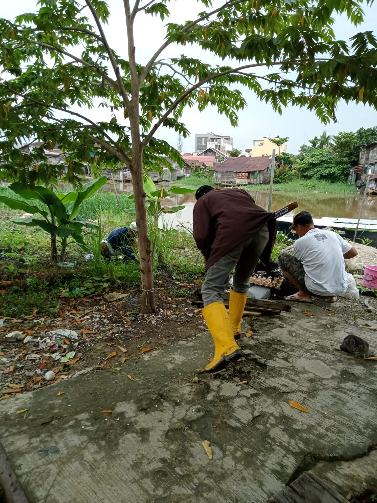 kegiatan kerja bakti di pinggiran sungai garang mumus