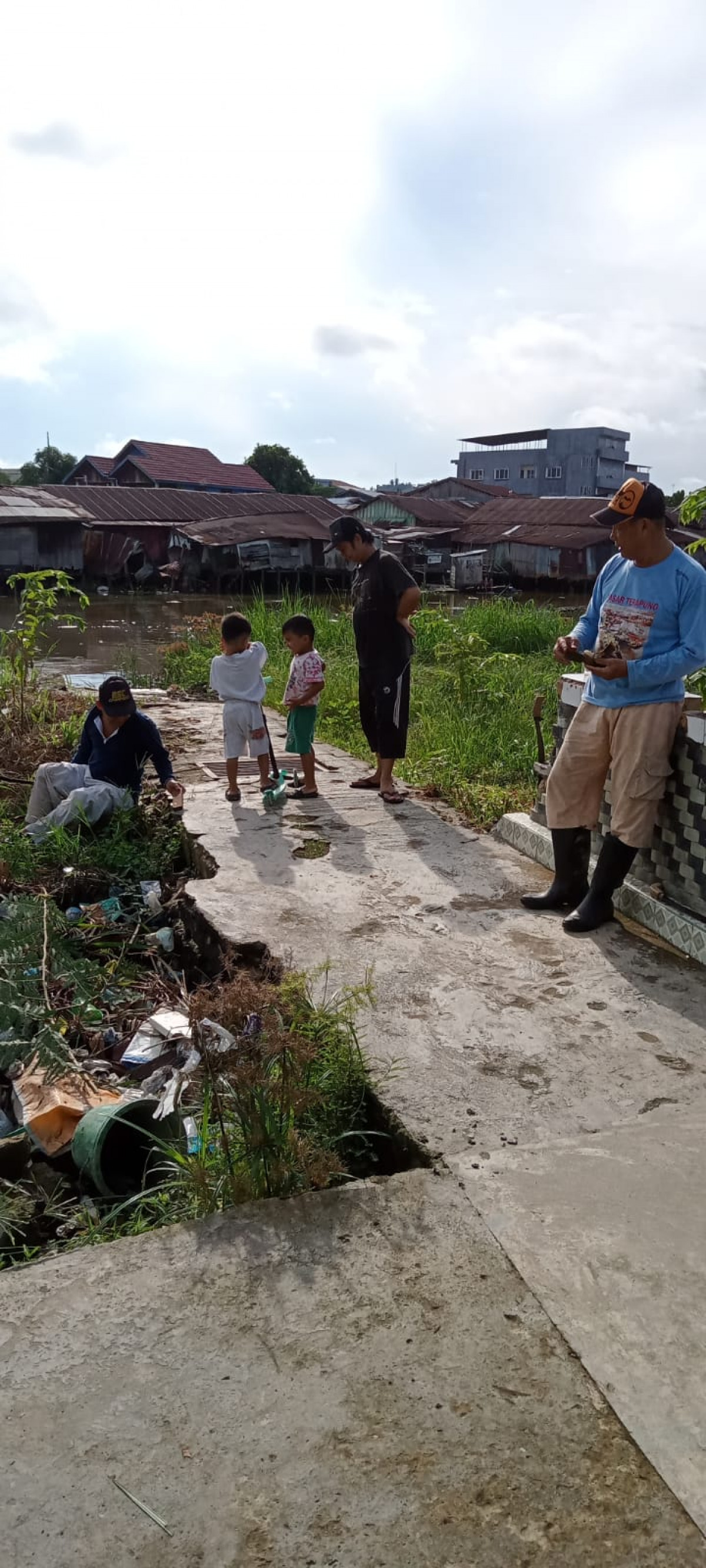 kegiatan memotong rumput