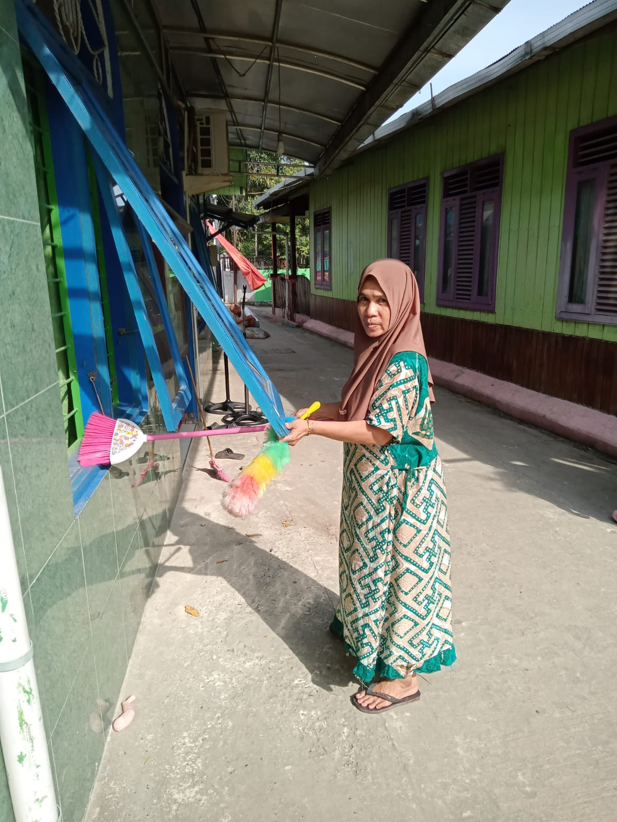 kegiatan kerja bakti di langgar masjid