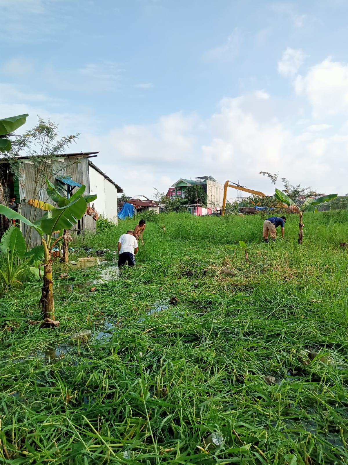 Kegiatan bersih bersih dan pemotongan rumput area sekitar langgar istiqomah