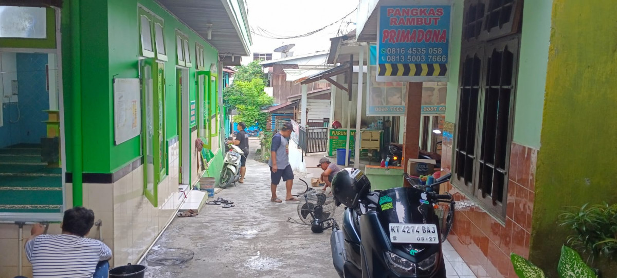 Kerja Bakti (Membersihkan Mushola)