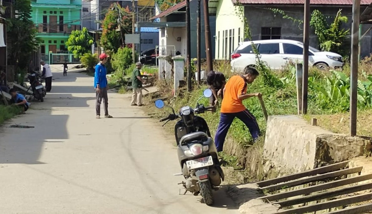 PEMBERSIHAN LINGKUNGAN JALAN UTAMA GG. JULAK GAFUR