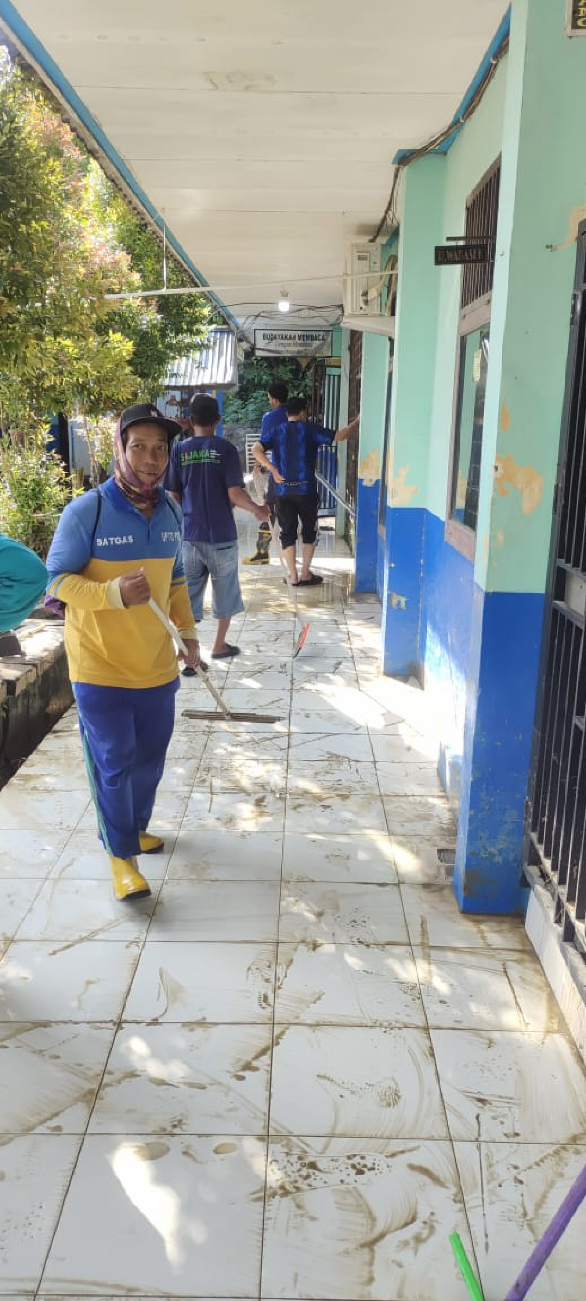 Bersih-bersih SMP 24 akibat bencana Banjir Bandang