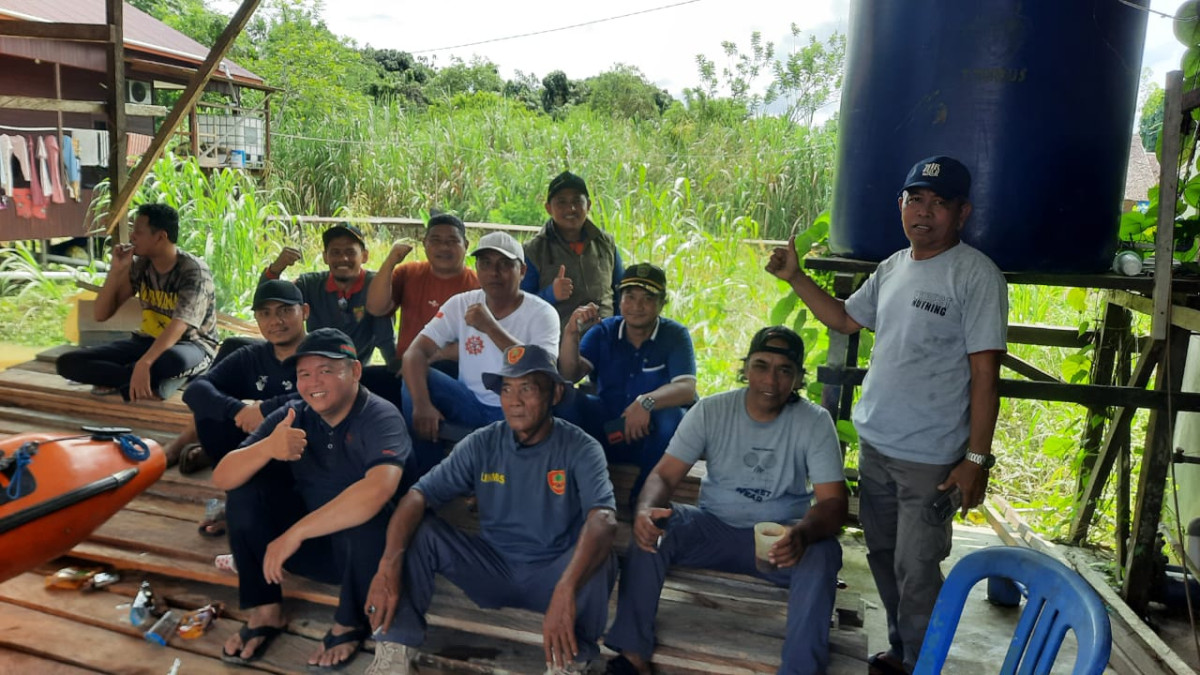 Gotong royong bersama mencari korban hanyut d sungai bawah rmh nya