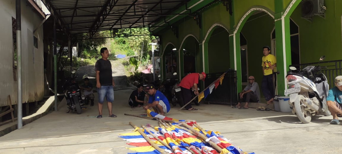 BERSIH-BERSIH LINGKUNGAN DAN PEMASANGAN UMBUL-UMBUL MENYAMBUT HUT KOTA SAMARINDA