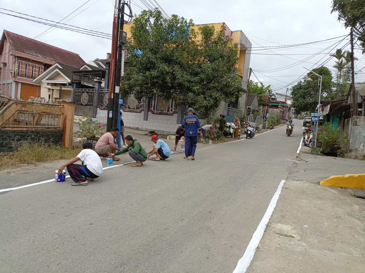 PENGECATAN BAHU JALAN