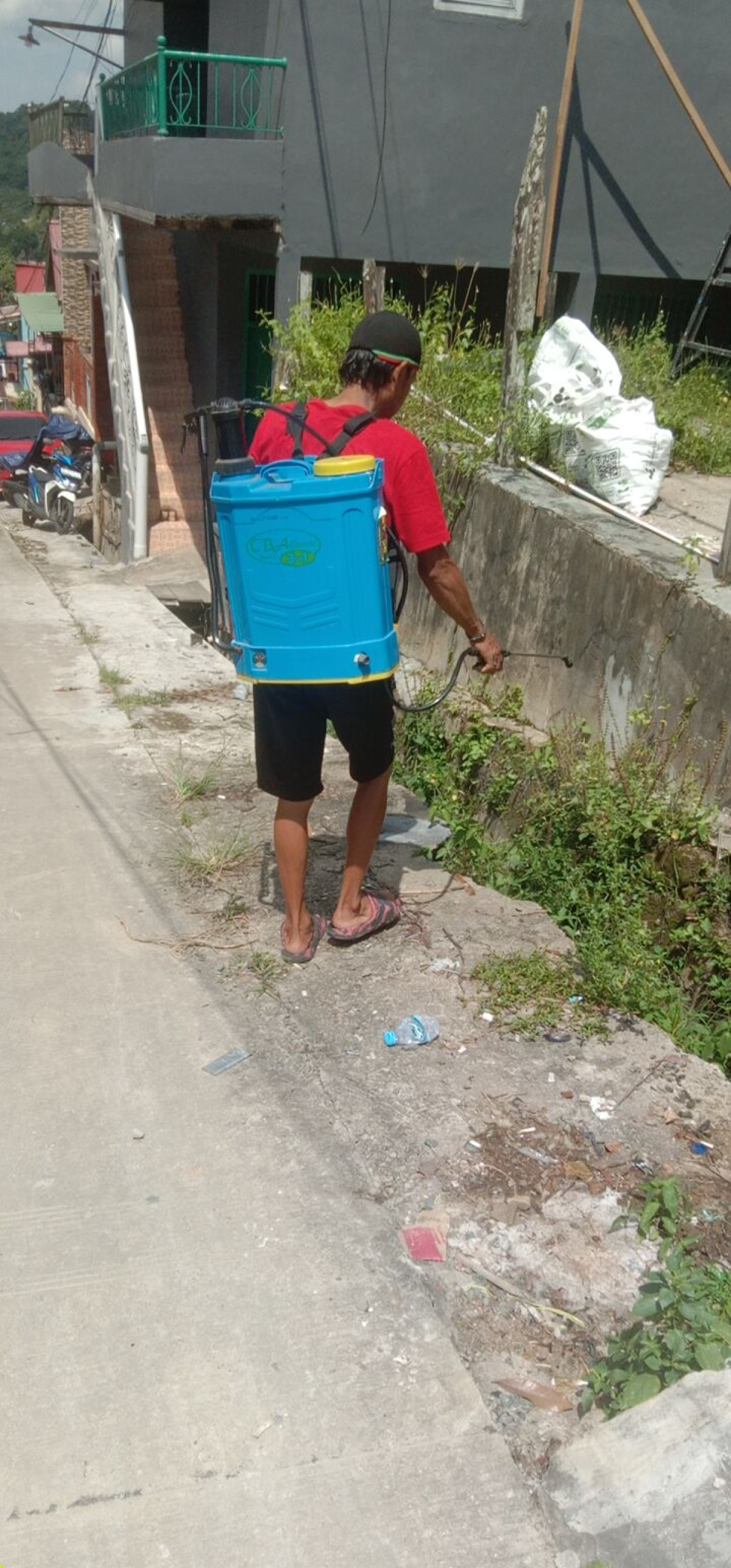 Penyemprotan rumput dipasum RT,06 dan sekitarnya