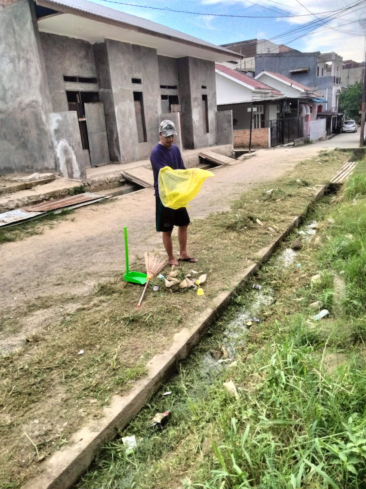 Gotong royong.