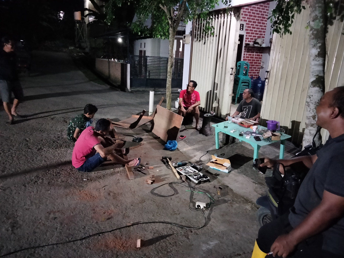 Kerja bakti pasang lampu