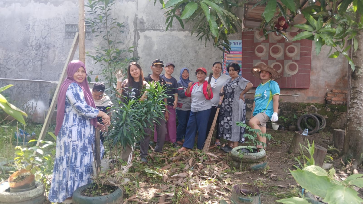 Kegiatan gotong royong dasawisma