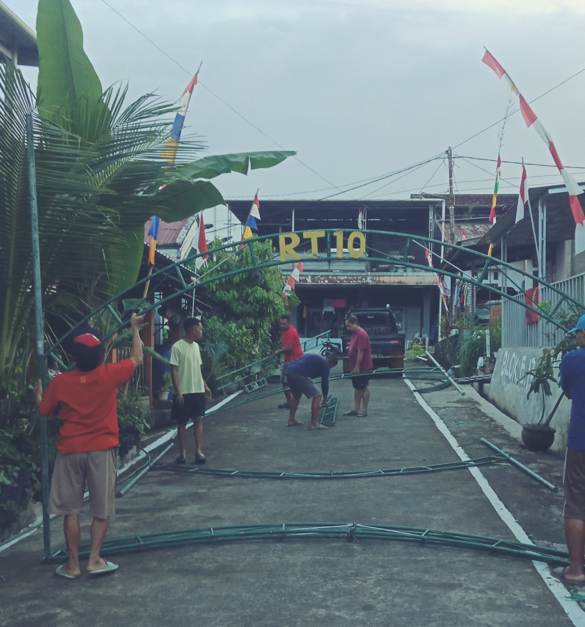Gotong royong di blok E