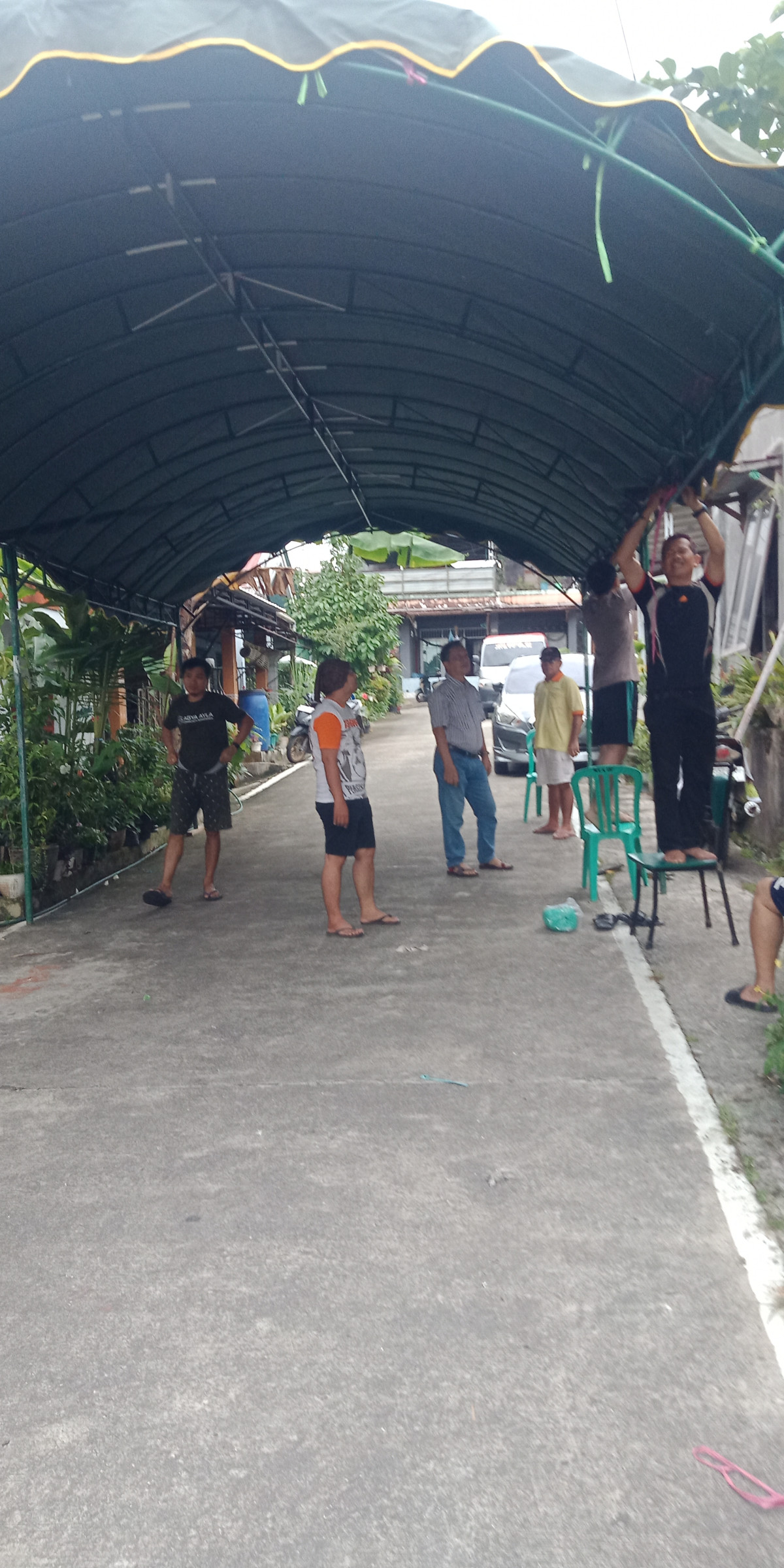 Gotong royong membersihkan lingkungan fan membantu menyiapkan segala keperluan untuk acara sembahyangan syukur di Blok E