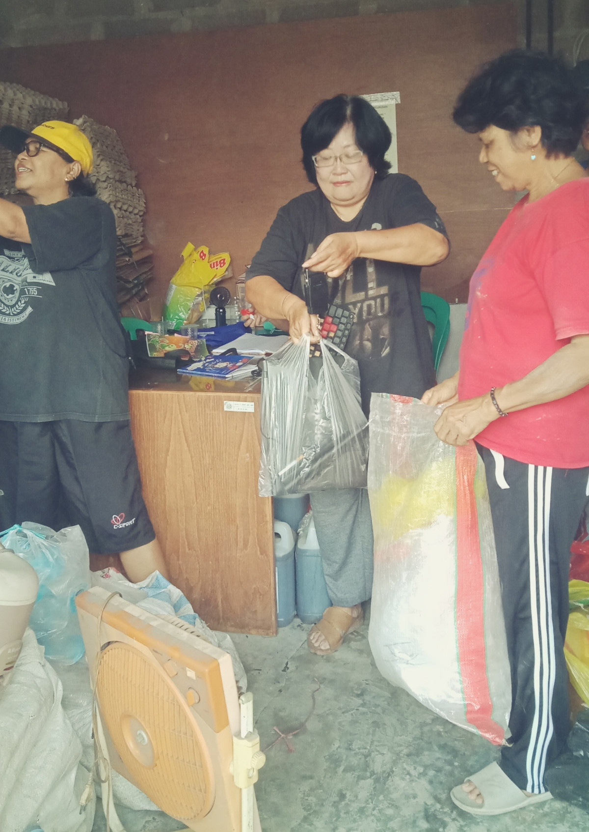 Kerja bakti memilah sampah