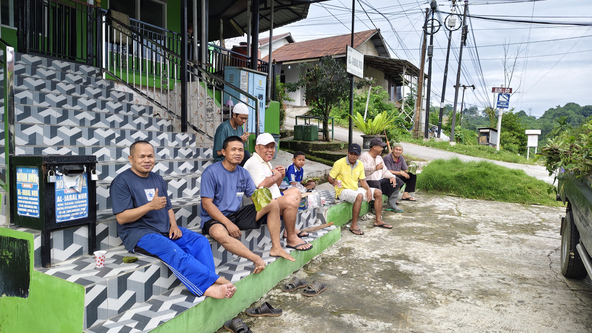 Membersihkan sekitar langgar al zabal nur
