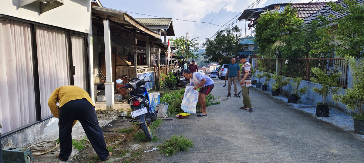 Pembersihan jalan poros blok CC