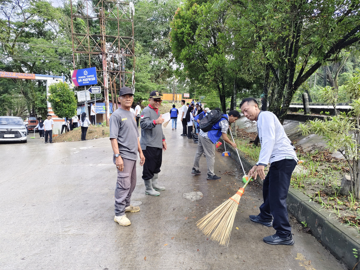 Kerja bakti bersama pegawai Bapas kls. 2 Smd