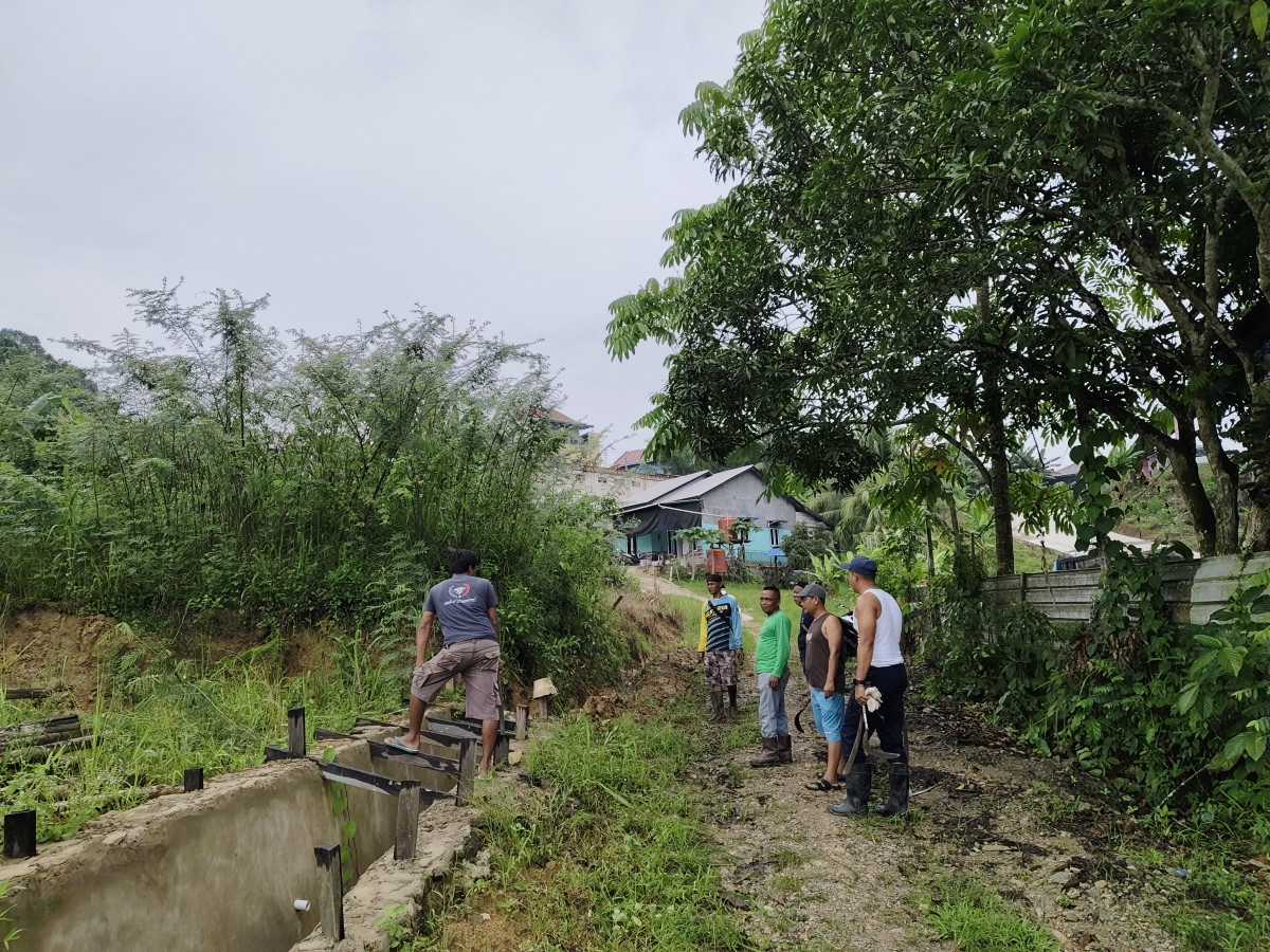 Gotong royong pembuatan Drainase di Blok CC. 3 Samping kantor Rubasan/Bapas Kls. 2 Smd