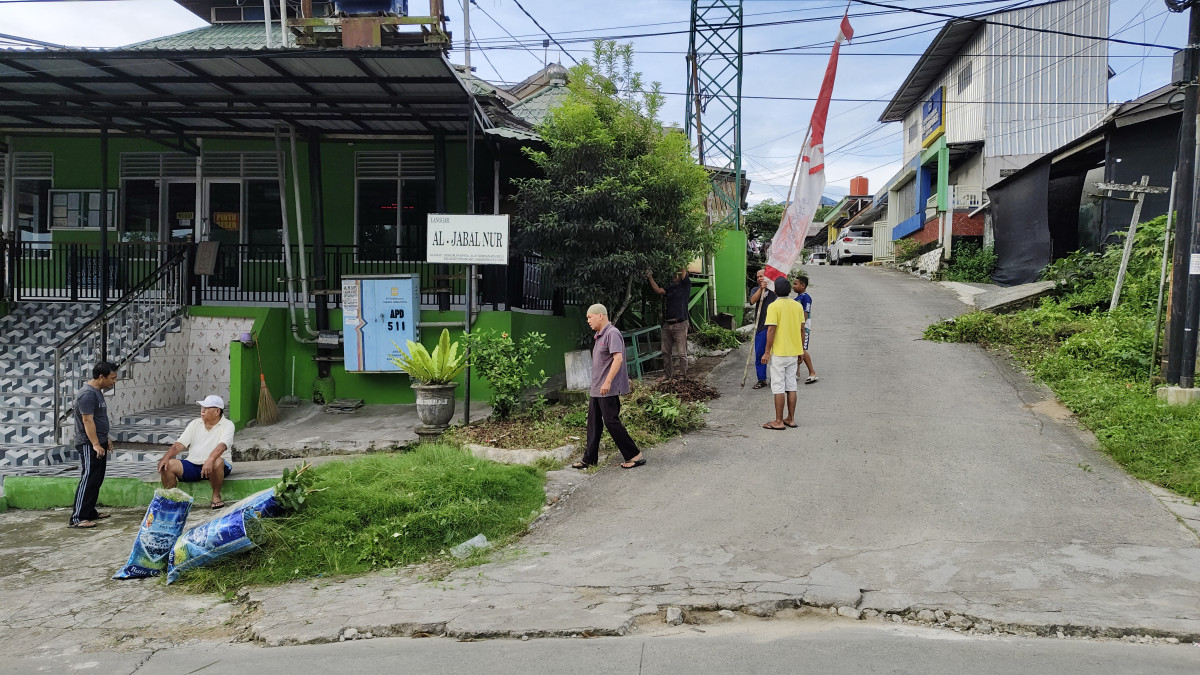 Kerja bakti membersihkan parit