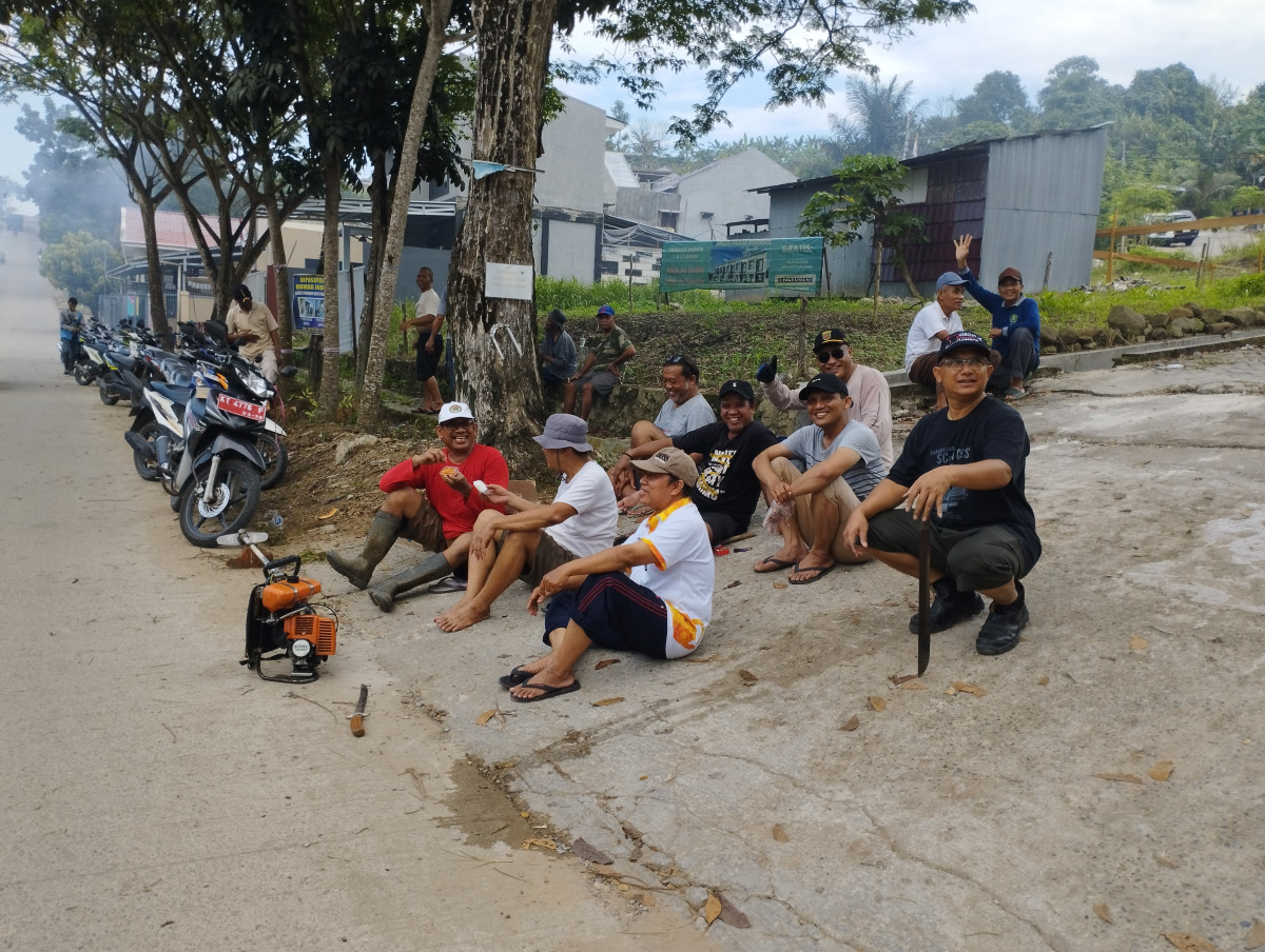 Pemotongan rumput jalan poros