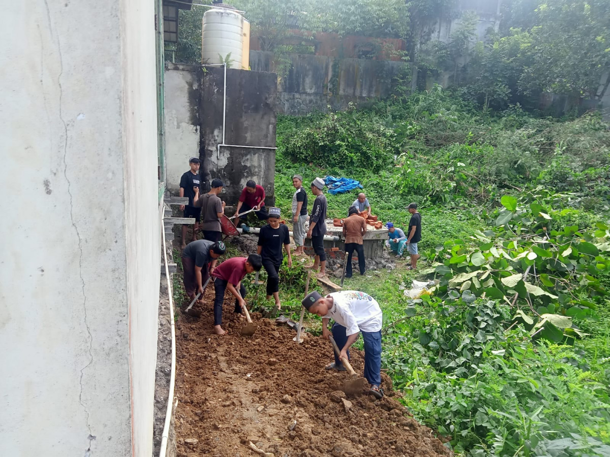 Gotong Royong Jalan Kenangan RT 14