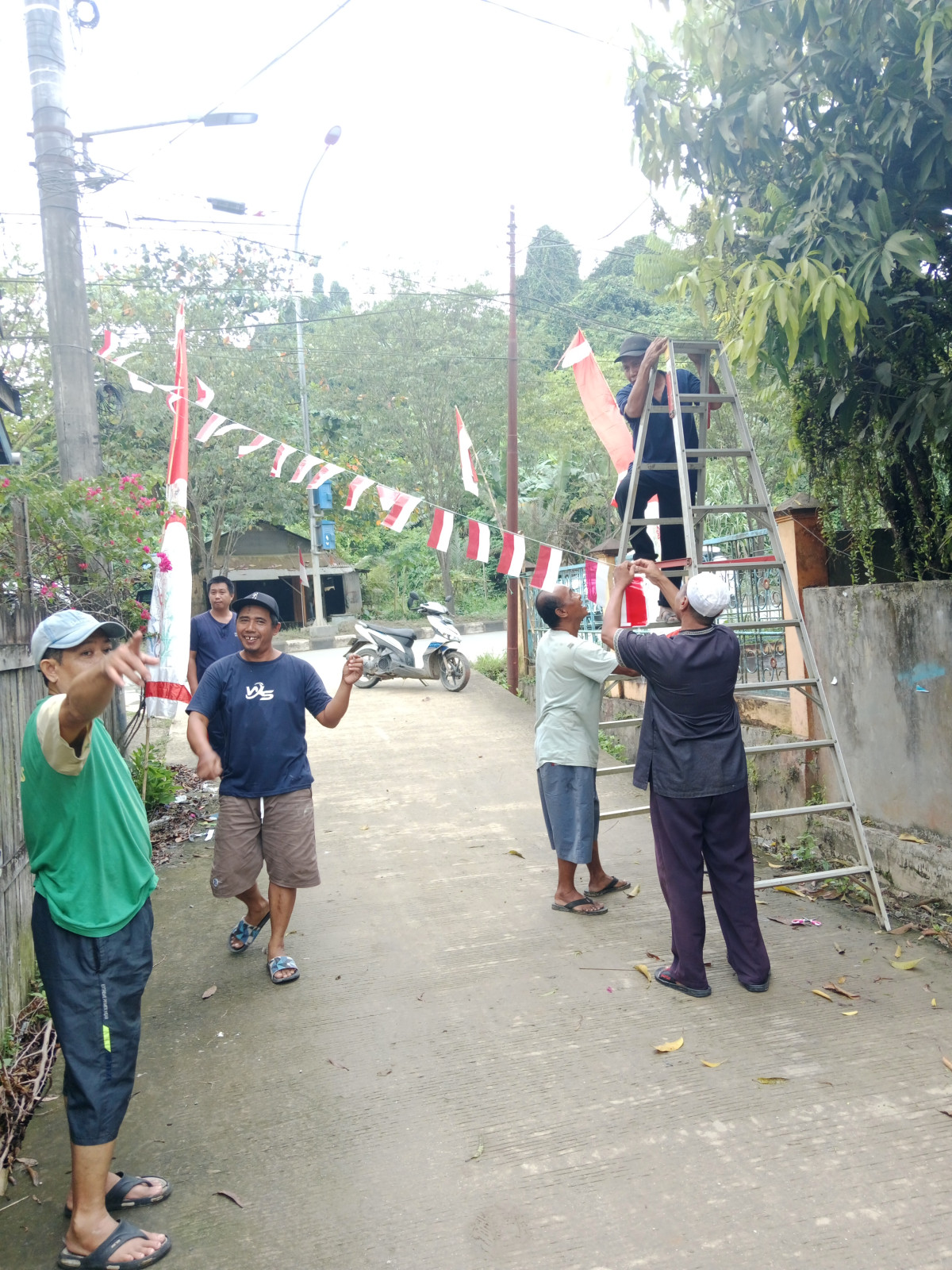 Pemasangan umbul2 di gang kutai