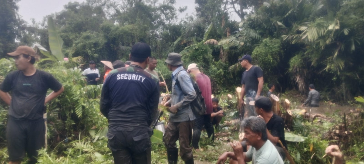 Gotong royong membersihkan sungai
