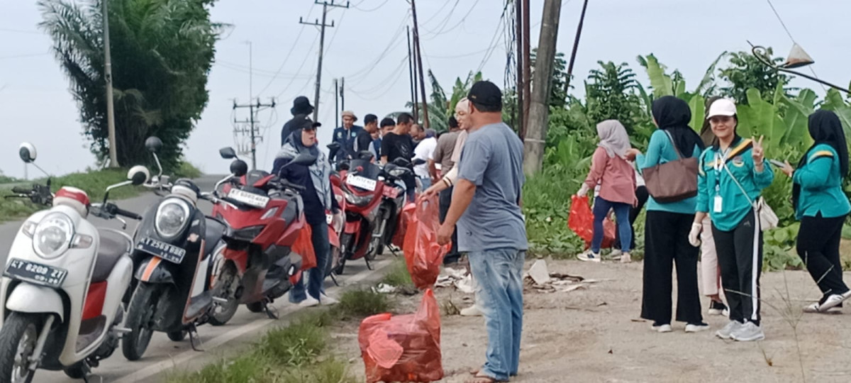 Gotongroyong membersihkan sampah