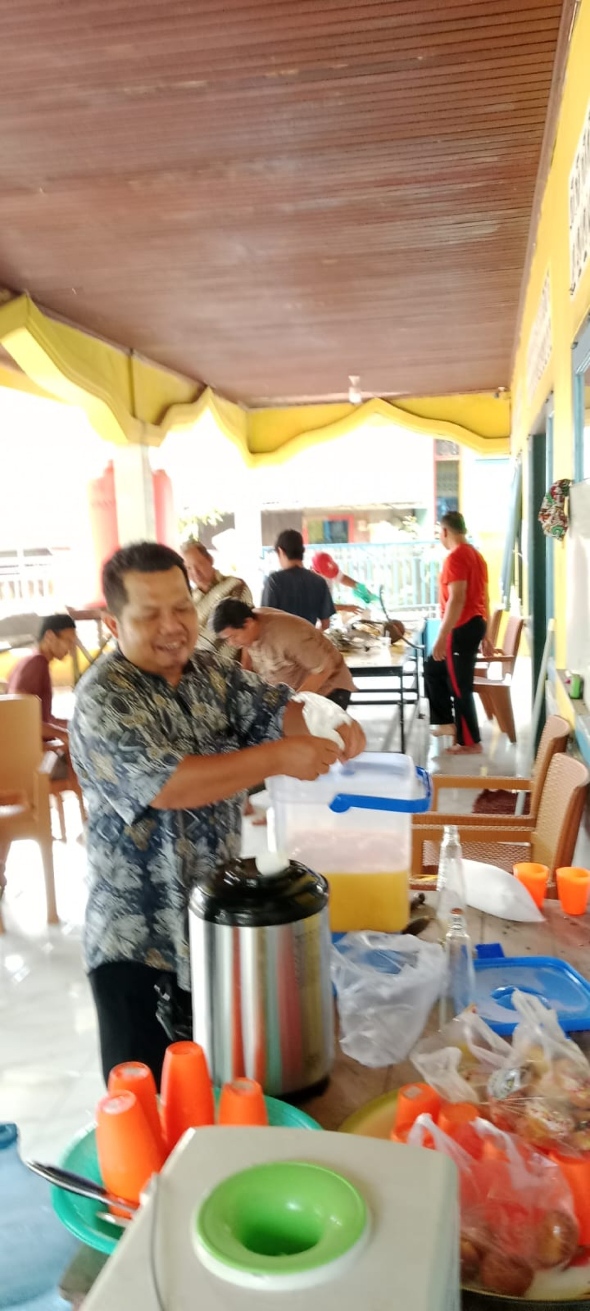 Gotong royong membersihkan langgar