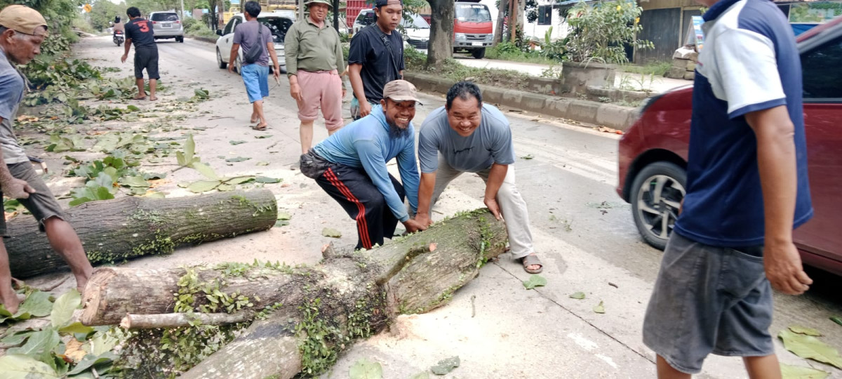 Gotong royong mebersihkan rating phone dan batang pohon