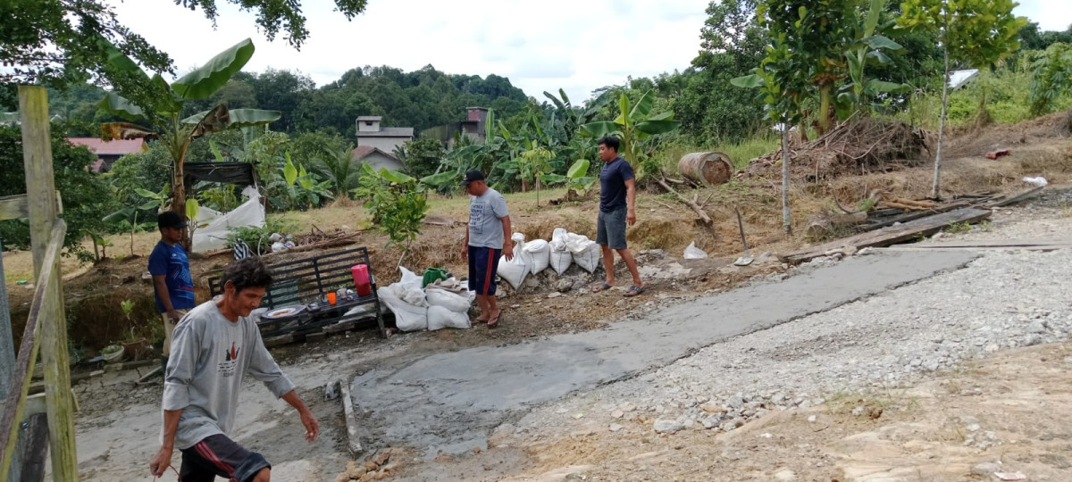 Gotong royong pengecoran jalan