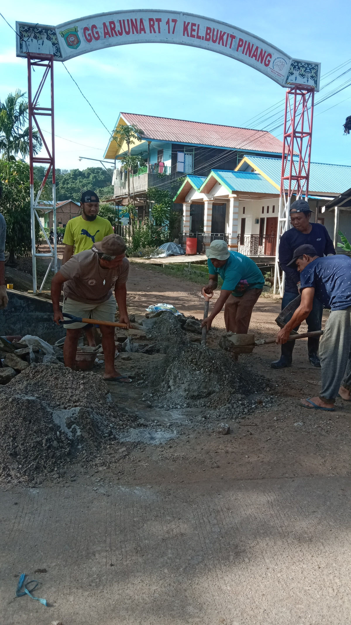 Gotong royong di gg. Arjuna