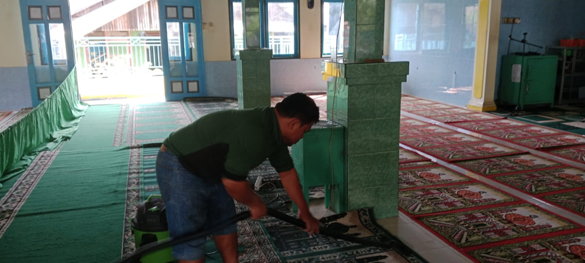 Membersihkan langgar Nur iman