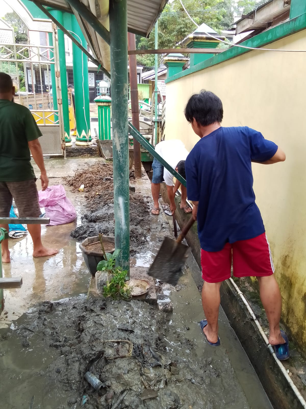 pembersihan parit