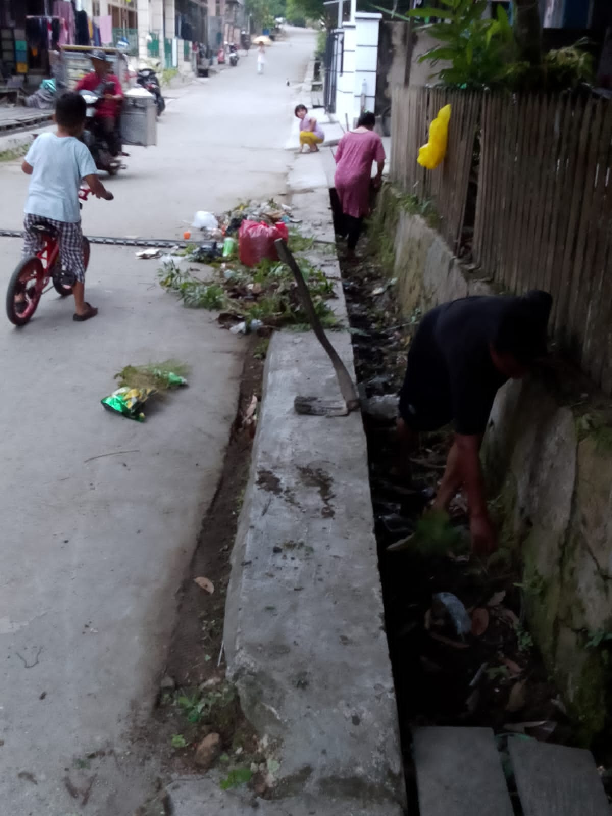 Pembersihan gang pondok ulin
