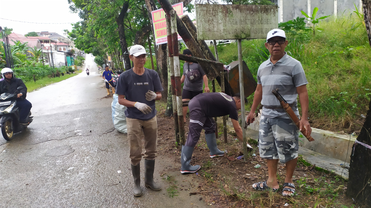 Kebersihan lingkungan jalan poros