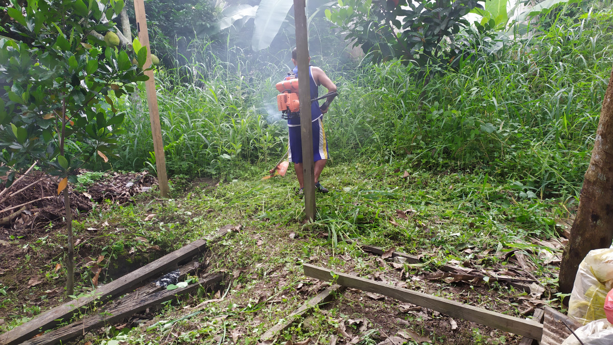 Kerja bakti di lingkungan tempat salai