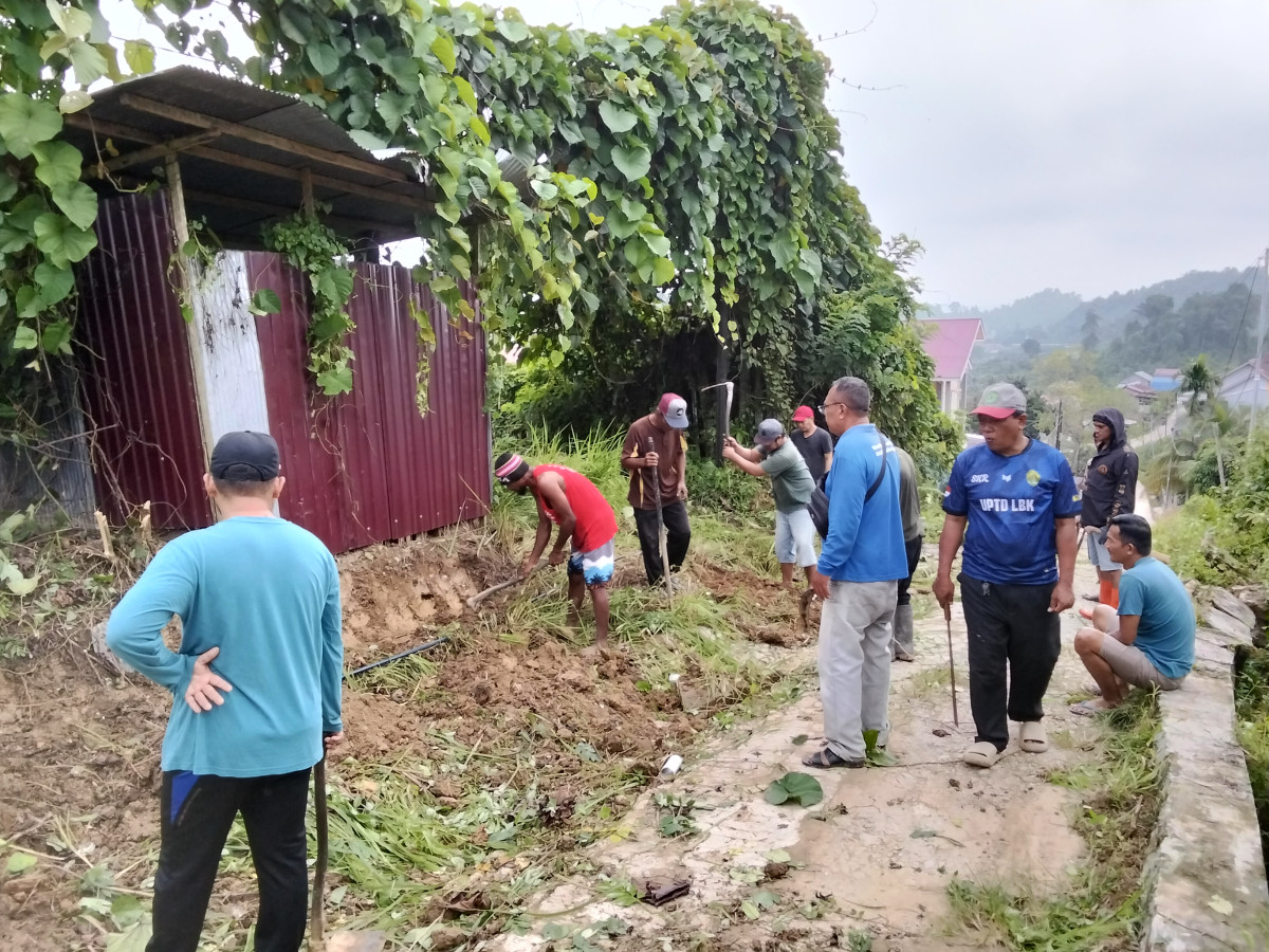 Memratakan jl yang akan disemenisasi