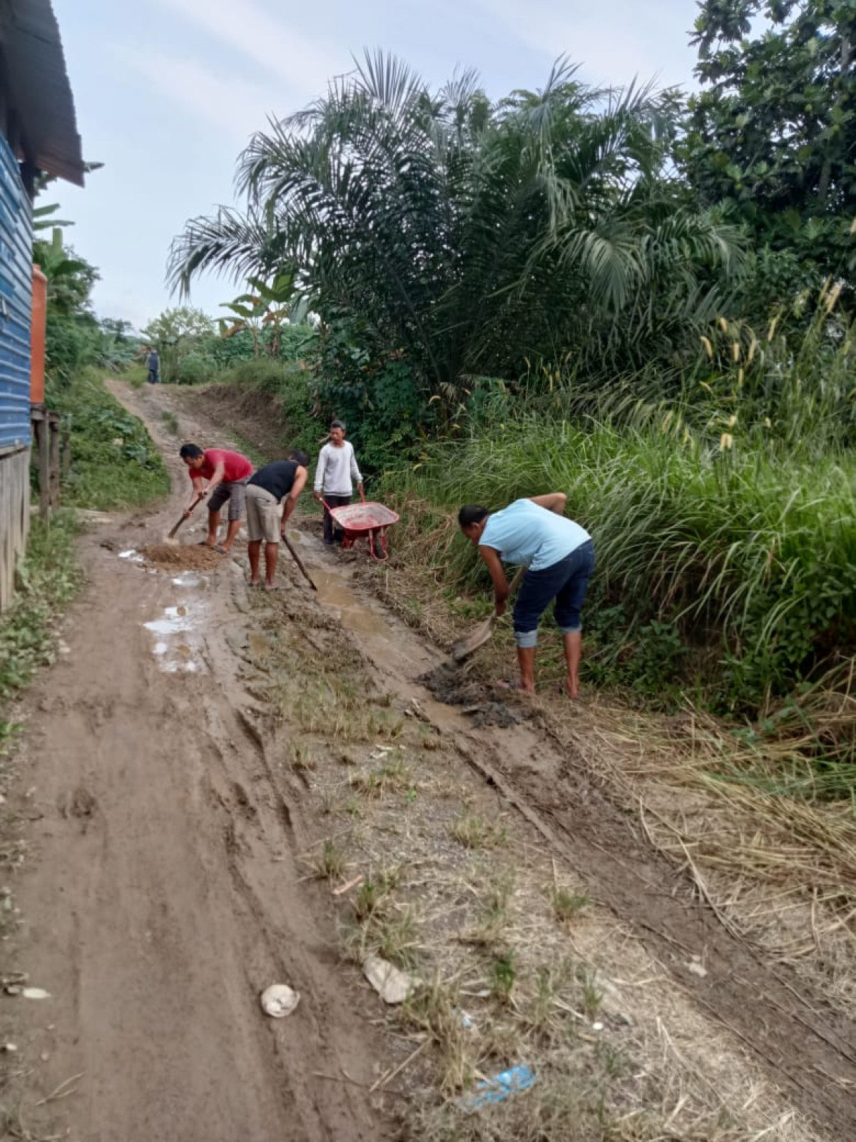 Penimbunan Jalan Becek
