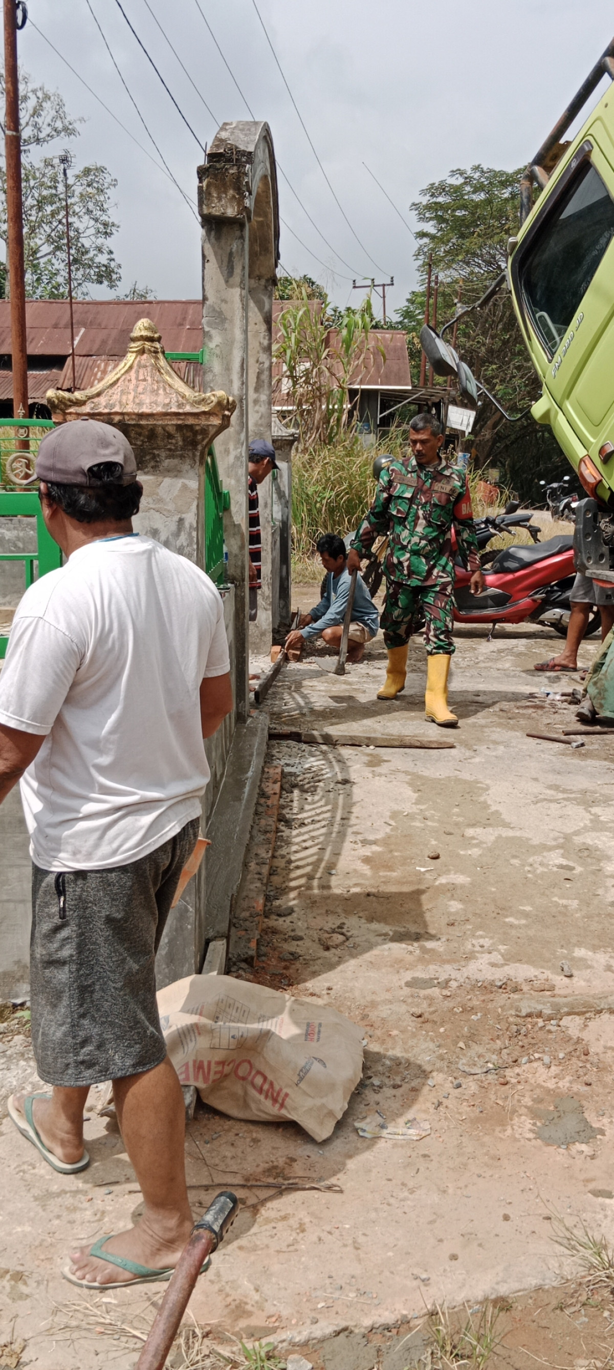 Kerja bakti di mushola