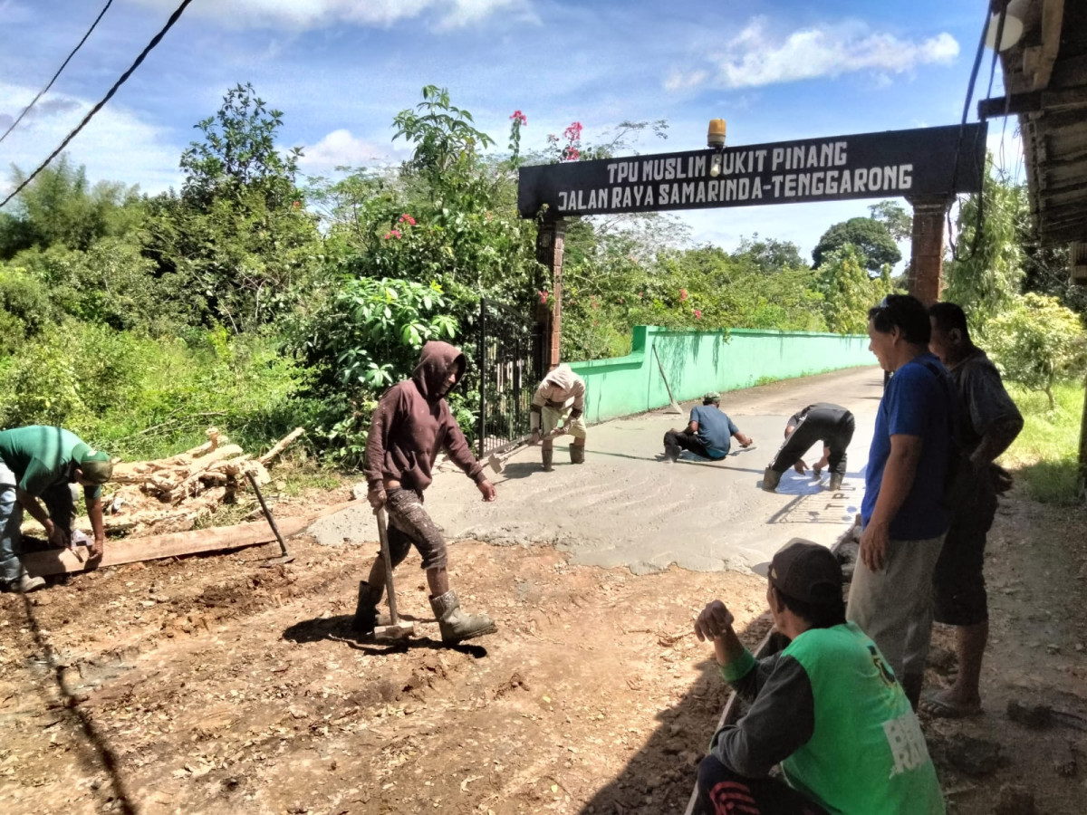 Kerja bakti di jalan lingkungan makam