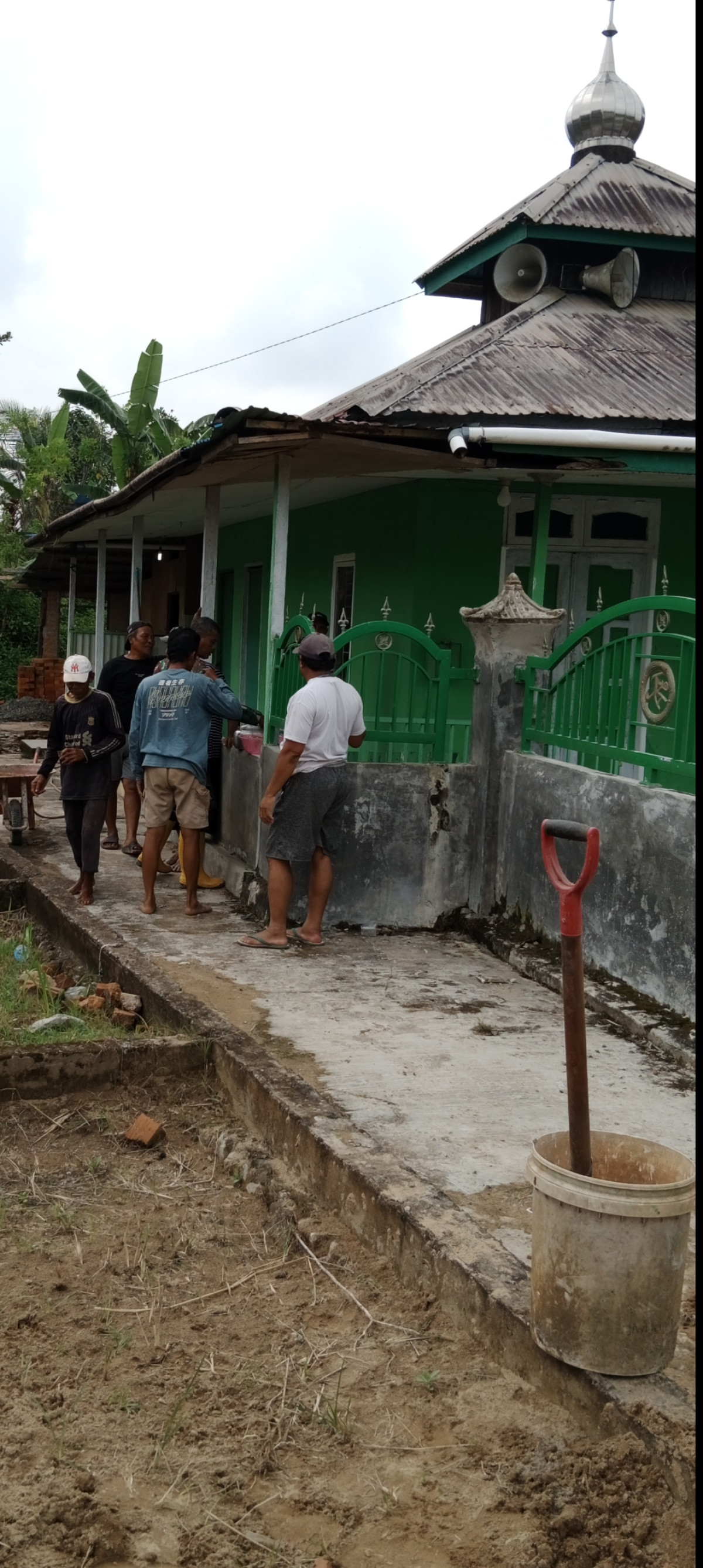 Kerja bakti di mushola